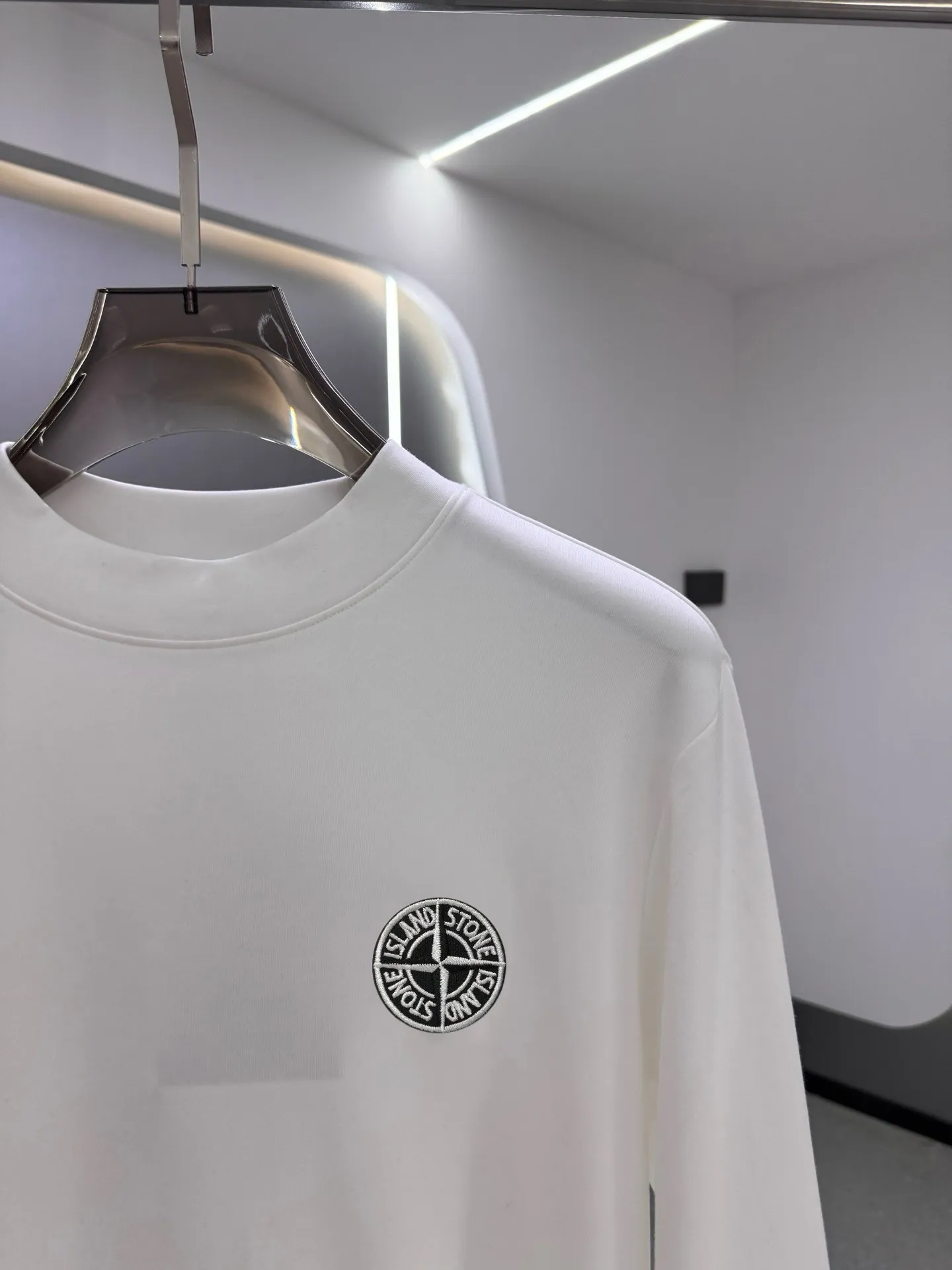P220 Stone Island 2025 autumn and winter men's latest trade order mid-collar bottoming shirt, in full condition! ! Designed with logo embroidery! Customized 100% pure cotton fabric! Weighing 330g, the upper body is comfortable and breathable, not stiff, and has a rich three-dimensional feel overall. It is a quality export order that meets the simple needs of commuters. The upper body effect is very good, slimming, and not picky about the figure. The fabric workmanship is impeccable. Black White Size: XS-2XL